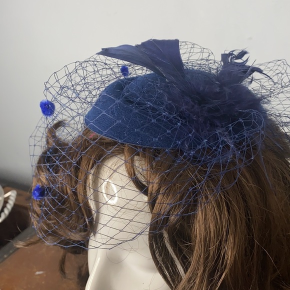 . Vintage Fascinator Hat Hair Piece -  Headband Hat with Vail Netting & Feathers - Picture 6 of 7
